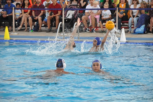 Jump in, pass fast, score in water polo - Island Recreation Club